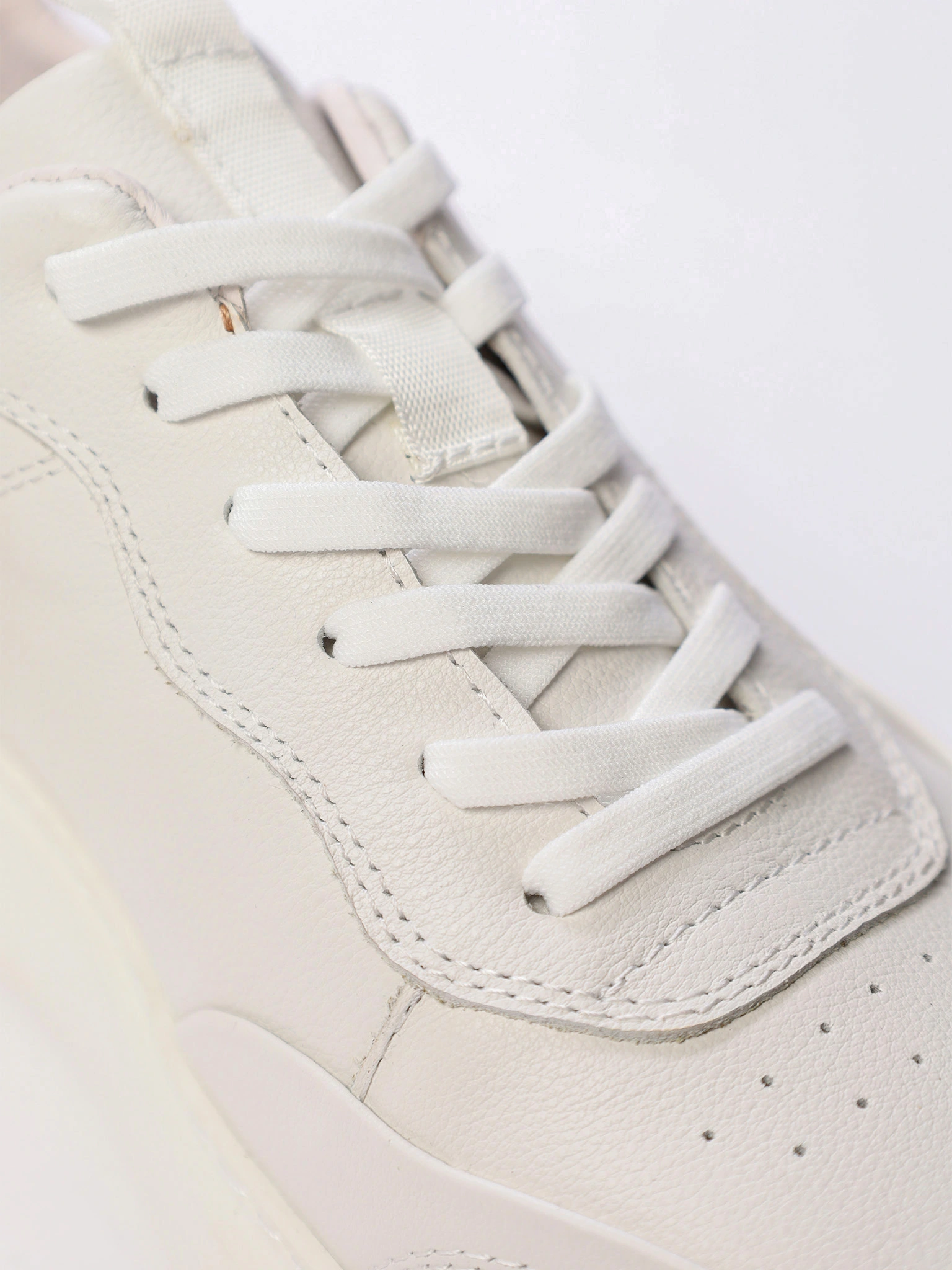 Кроссовки белого цвета из зернистой кожи на средней подошве